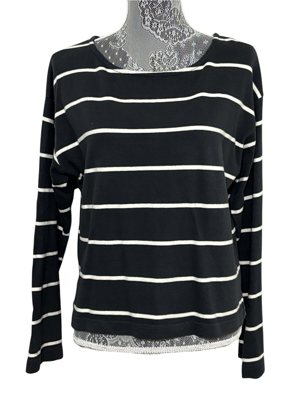 Faherty Navy blue & White Striped Long Sleeve Top. Size Medium. 100% cotton.